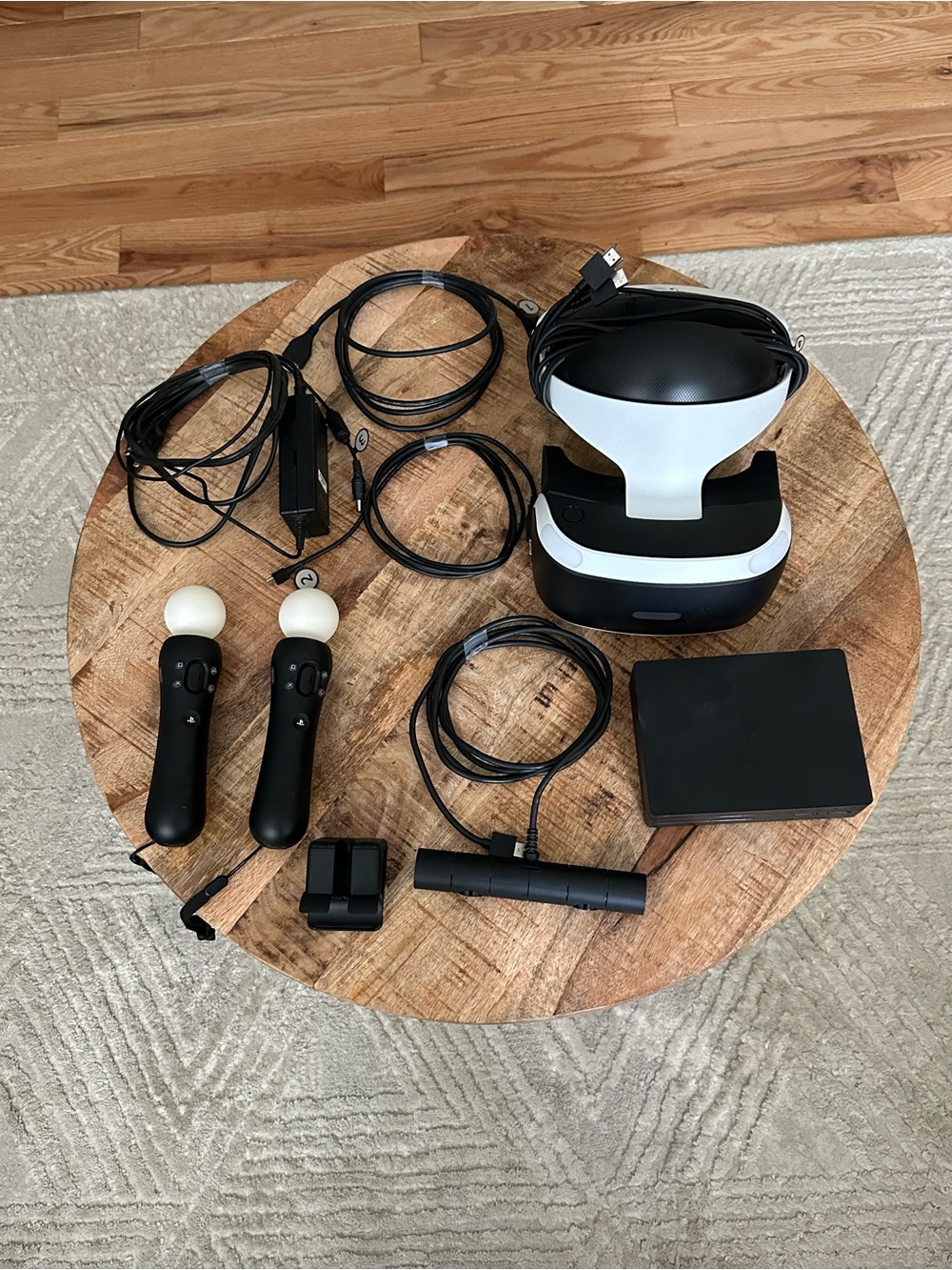 Playstation 4 VR Headset Bundle in Black and White with Motion Controllers